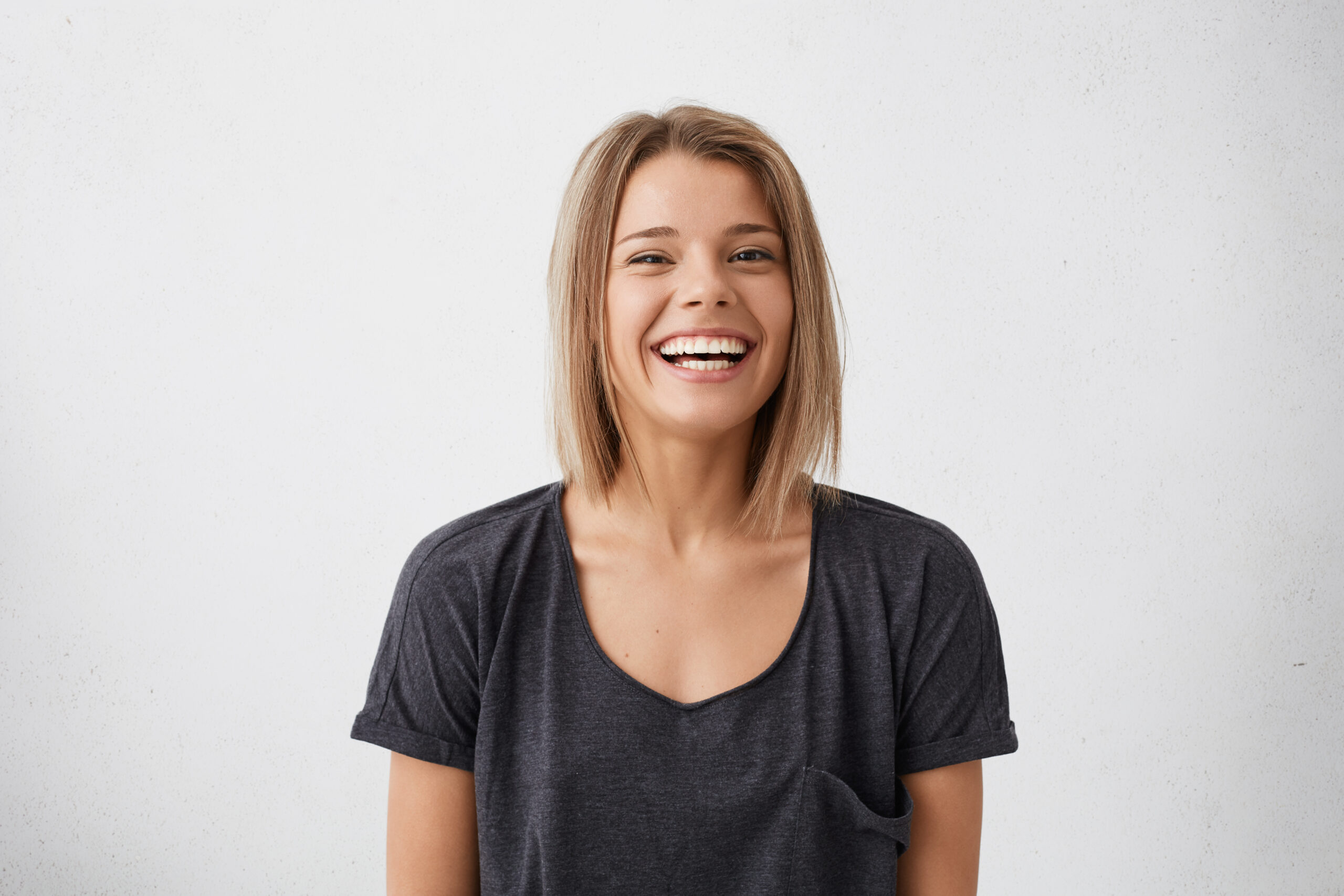 henkilö katsoo kameraan hymyillen.